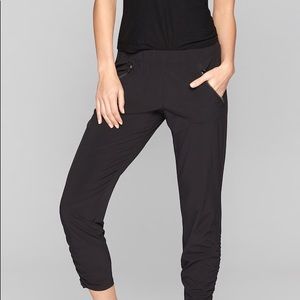 NWOT Athleta”Aspire” ankle pant (blk) size 4
